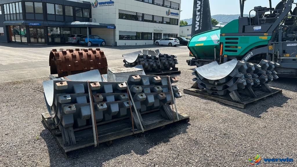 Hamm HAMM + VOLVO Stampffußschalen - Yedek parça - Silindir makinesi: fotoğraf 1 Hamm HAMM + VOLVO Stampffußschalen - Yedek parça - Silindir makinesi: fotoğraf 1