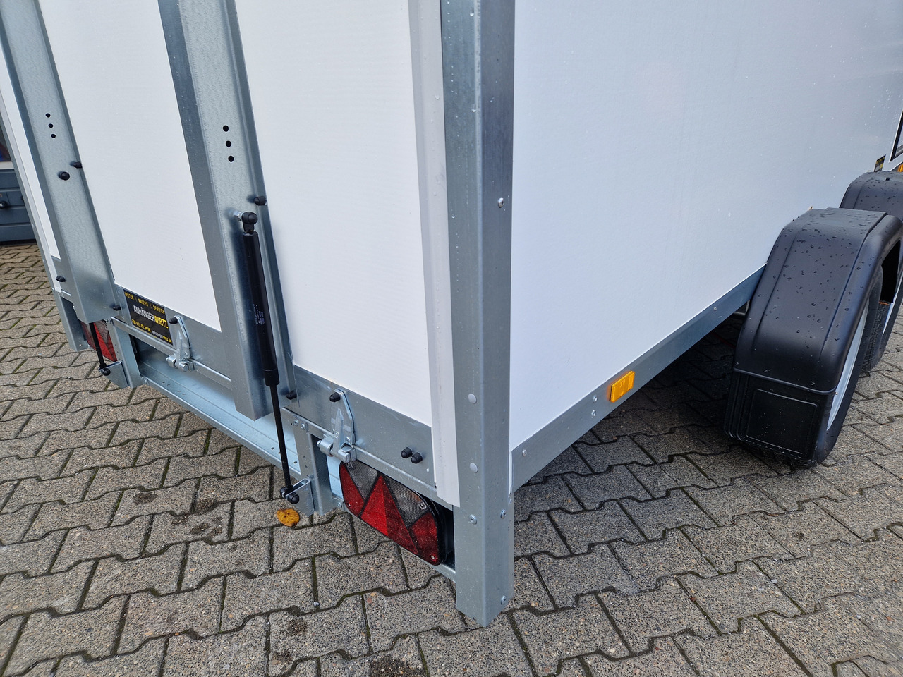 Brenderup Cargo Dynamic CD350 TB R 350x155x185cm Heckrampe Wabenwände (L) 2500kg - Kapalı karoser römork: fotoğraf 2 Brenderup Cargo Dynamic CD350 TB R 350x155x185cm Heckrampe Wabenwände (L) 2500kg - Kapalı karoser römork: fotoğraf 2