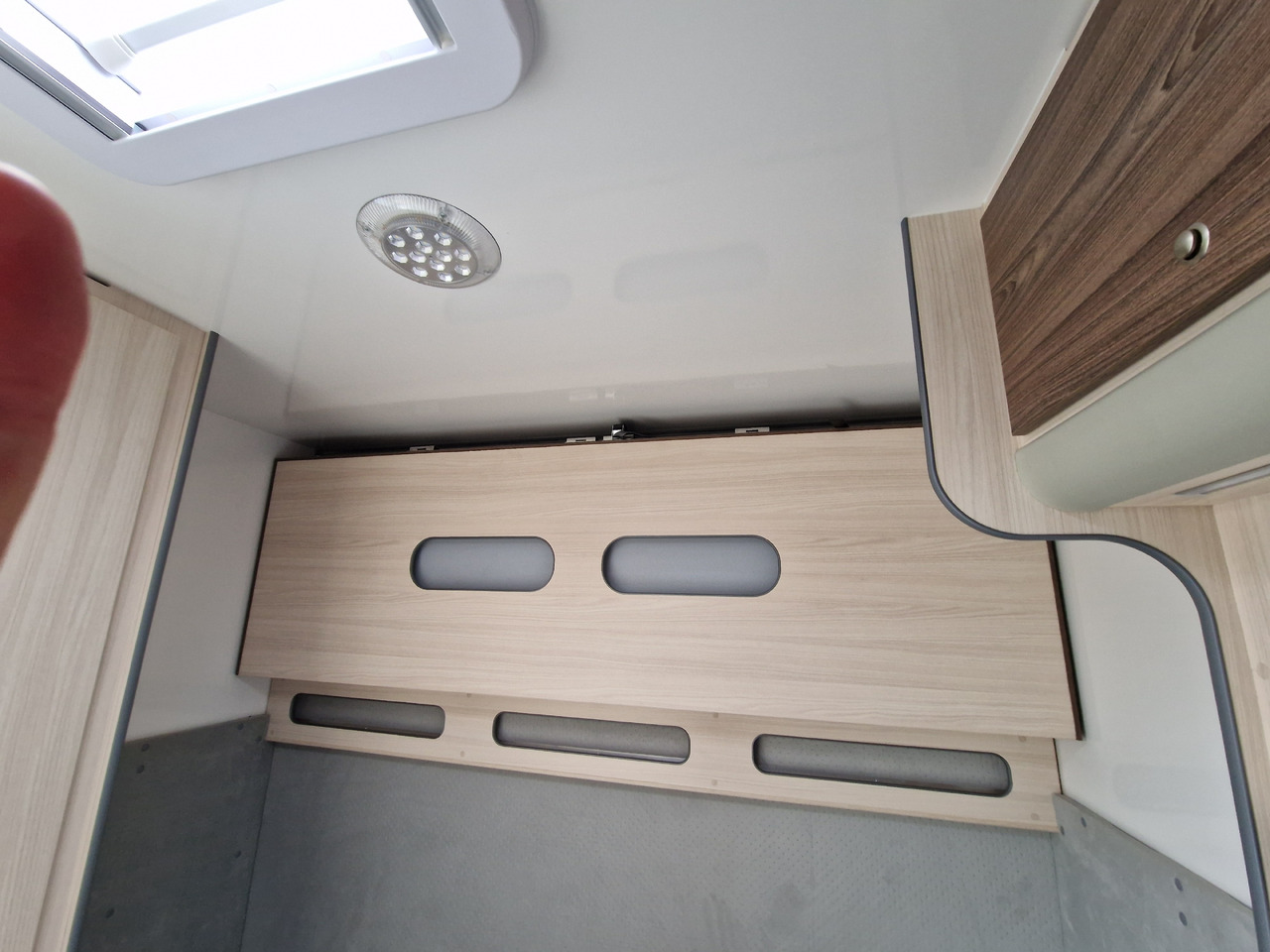 Çekme karavan Koffer Sport Camp TFS 550.01 550x200x210cm Laderaum ST & Wohnabteil 2700kg: fotoğraf 10 Çekme karavan Koffer Sport Camp TFS 550.01 550x200x210cm Laderaum ST & Wohnabteil 2700kg: fotoğraf 10