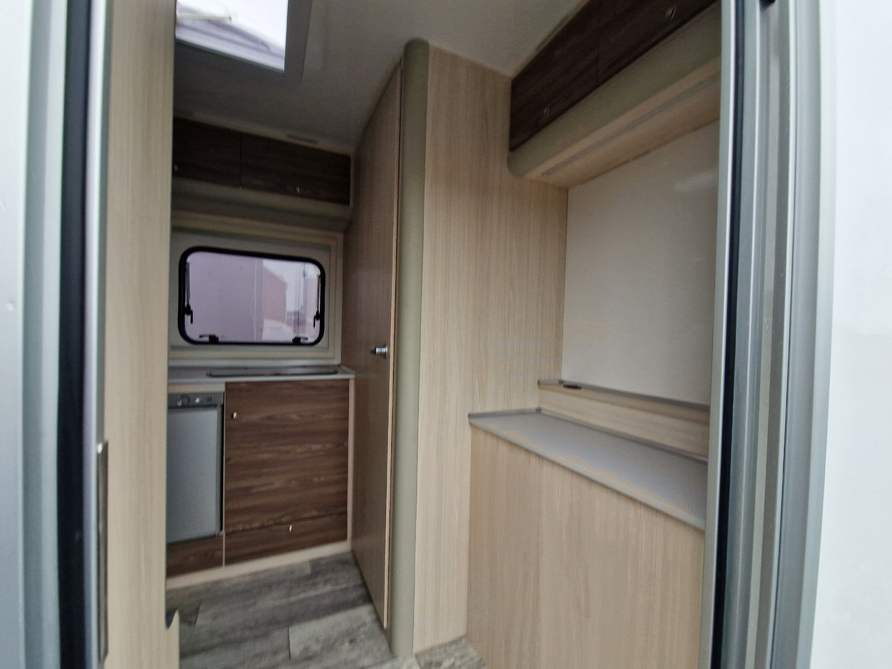 Çekme karavan Koffer Sport Camp TFS 550.01 550x200x210cm Laderaum ST & Wohnabteil 2700kg: fotoğraf 8 Çekme karavan Koffer Sport Camp TFS 550.01 550x200x210cm Laderaum ST & Wohnabteil 2700kg: fotoğraf 8