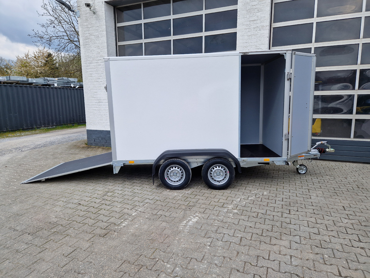 Saris Koffer GO 306 154 180 2000 2 306x154x180cm GFK weiss Seitentür Auffahrklappe (M) 2000kg 2023 - Kapalı karoser römork: fotoğraf 2 Saris Koffer GO 306 154 180 2000 2 306x154x180cm GFK weiss Seitentür Auffahrklappe (M) 2000kg 2023 - Kapalı karoser römork: fotoğraf 2