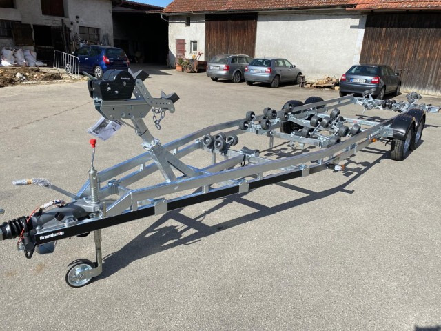 Brenderup Brenderup Premium Bootsanhänger 303500TB SRX mit Superrollen, 3,5 to. 8,7m/ 30 Fuß - Tekne römorku: fotoğraf 4 Brenderup Brenderup Premium Bootsanhänger 303500TB SRX mit Superrollen, 3,5 to. 8,7m/ 30 Fuß - Tekne römorku: fotoğraf 4