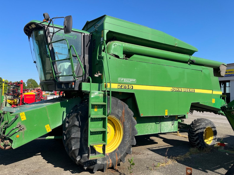 John Deere 2256 - Biçerdöver: fotoğraf 1 John Deere 2256 - Biçerdöver: fotoğraf 1