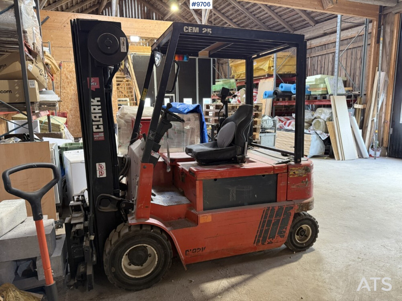Forklift Clark CEM 25 - Elektrikli forklift: fotoğraf 1 Forklift Clark CEM 25 - Elektrikli forklift: fotoğraf 1