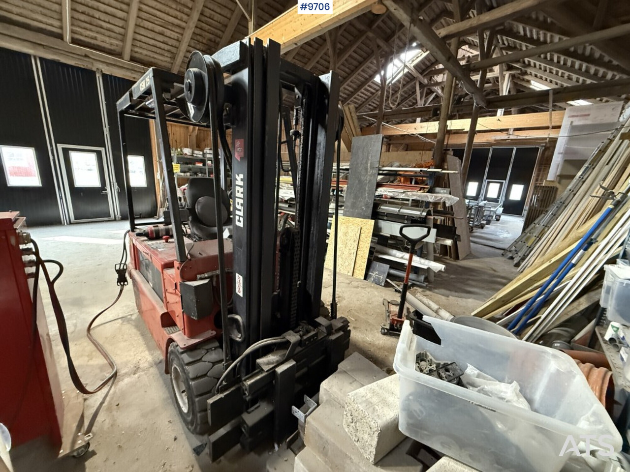 Forklift Clark CEM 25 - Elektrikli forklift: fotoğraf 5 Forklift Clark CEM 25 - Elektrikli forklift: fotoğraf 5
