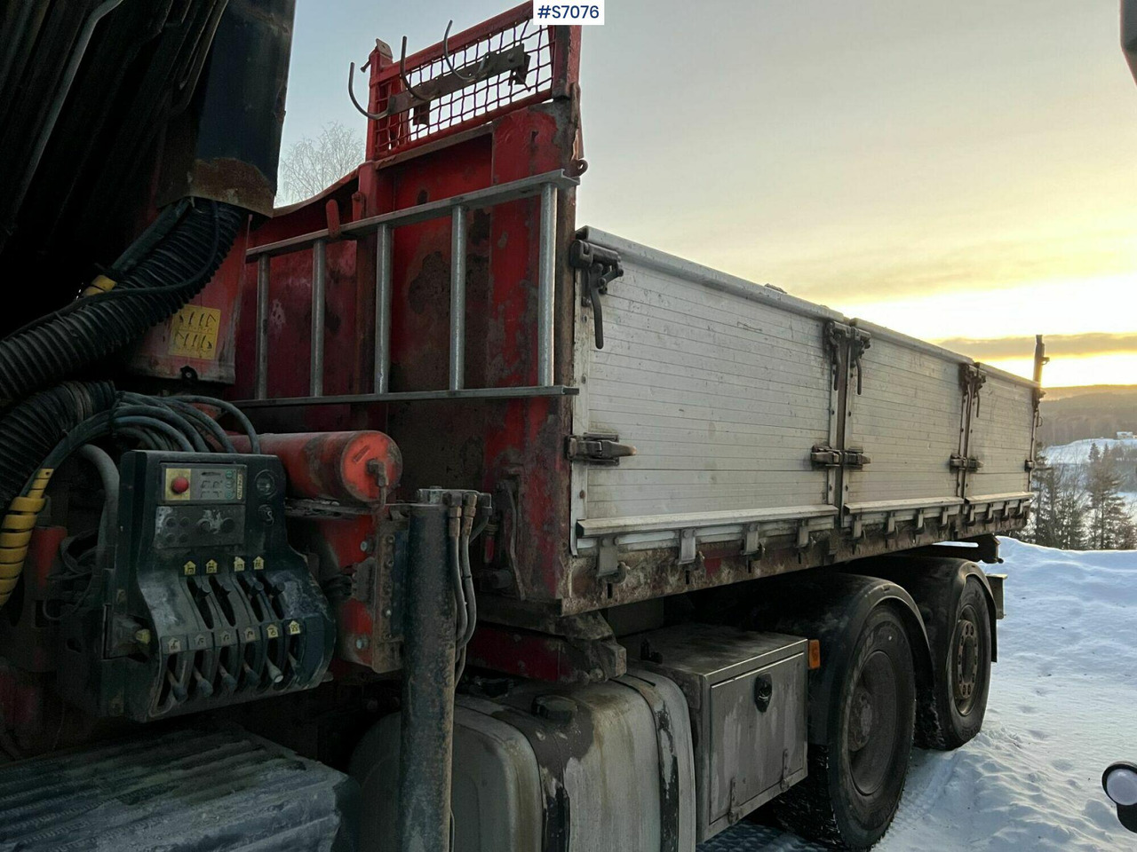 İç mekan fotoğrafi 1: Vinçli kamyon Volvo FM 400 6*2 Crane Truck with tiltable flatbed Palfinger PK16502