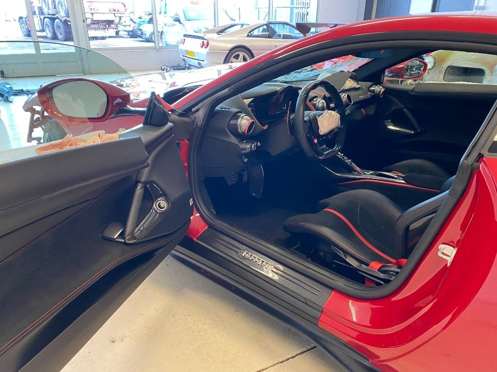 Binek araba Ferrari 812 SUPERFAST / ROSSO 70ANNI endommagé: fotoğraf 13