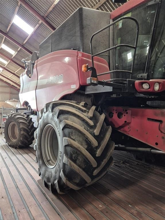 Case IH Axial-Flow 8010 MacDon skærebord - Biçerdöver: fotoğraf 1 Case IH Axial-Flow 8010 MacDon skærebord - Biçerdöver: fotoğraf 1