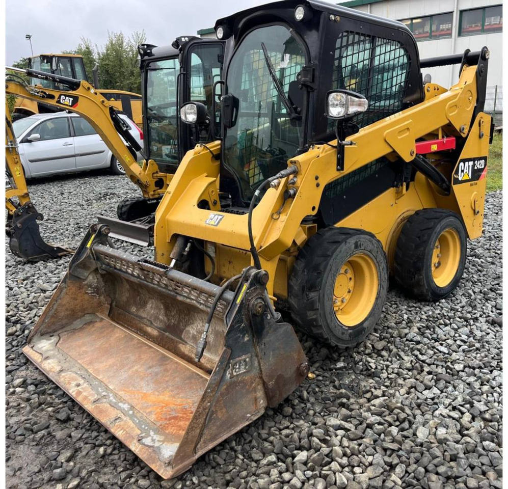 CAT 242D - Mini yükleyici: fotoğraf 1 CAT 242D - Mini yükleyici: fotoğraf 1