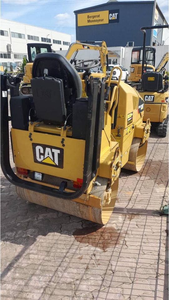 CAT CB 1.8 - Silindir makinesi: fotoğraf 3 CAT CB 1.8 - Silindir makinesi: fotoğraf 3