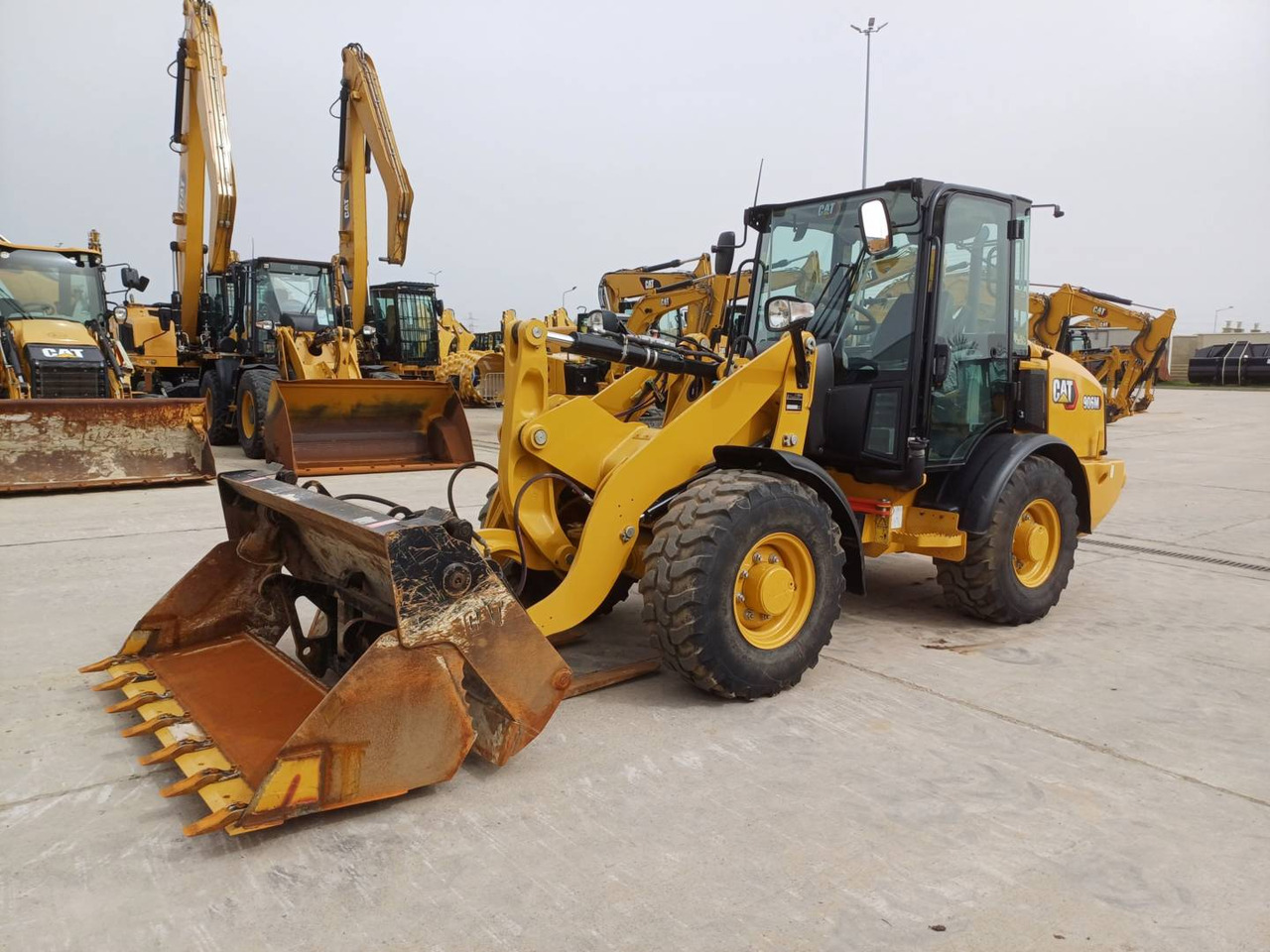 CAT 906M - Tekerlekli yükleyici: fotoğraf 1 CAT 906M - Tekerlekli yükleyici: fotoğraf 1