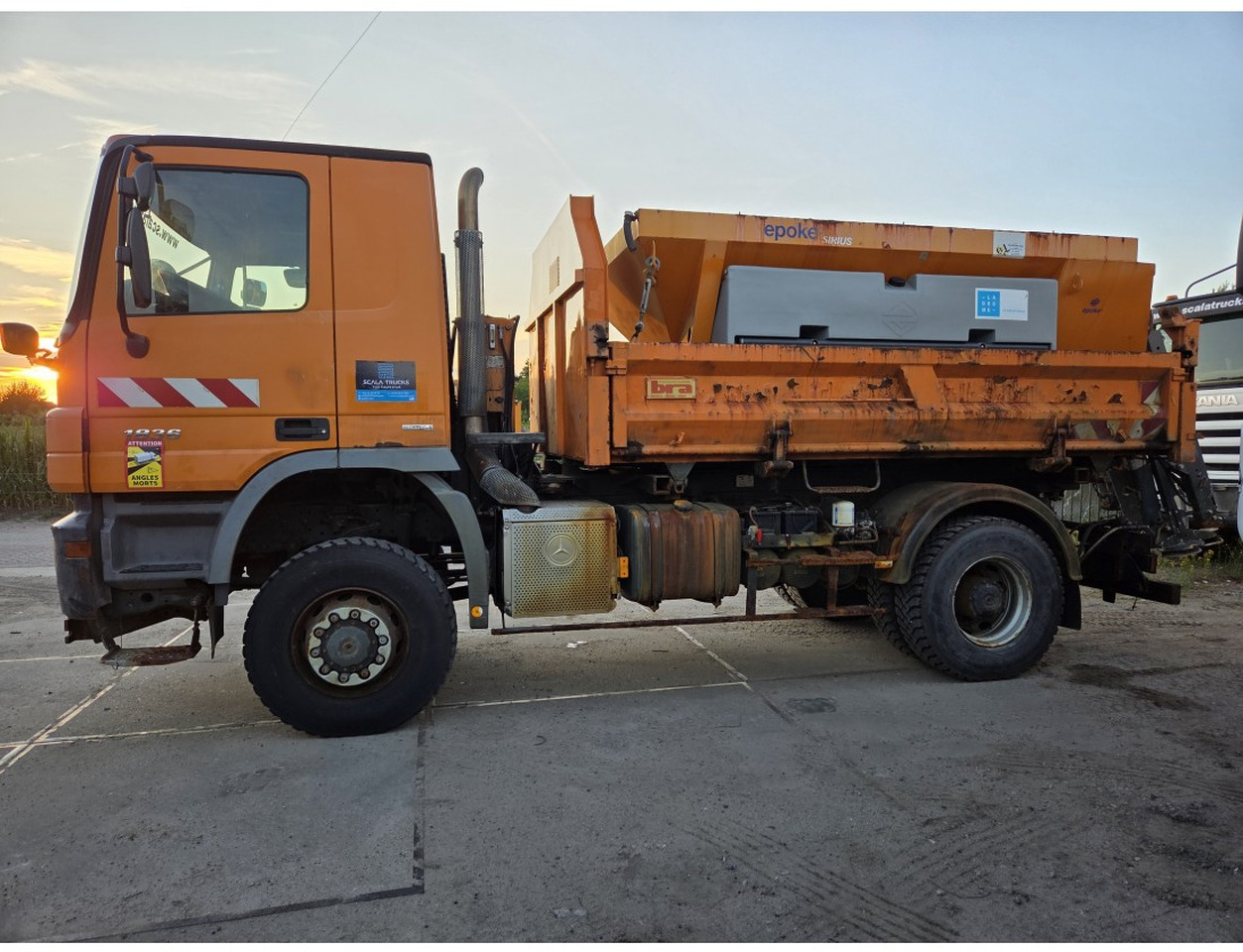 MERCEDES ACTROS 1836 4X4 TIPPER possible to buy with salt spreader - Damperli kamyon: fotoğraf 3 MERCEDES ACTROS 1836 4X4 TIPPER possible to buy with salt spreader - Damperli kamyon: fotoğraf 3