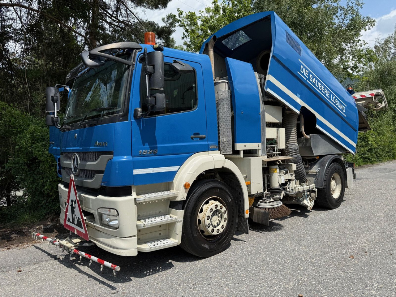 Mercedes-Benz Axor 1829 4x2, E5, EPS, RHD, Faun Kehrmaschine - Yol süpürme aracı: fotoğraf 1 Mercedes-Benz Axor 1829 4x2, E5, EPS, RHD, Faun Kehrmaschine - Yol süpürme aracı: fotoğraf 1