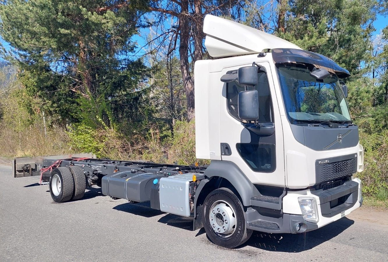 Volvo FL280 4x2, E6, Wohnwagen + 2 Pferdeplaetze Volvo FL280 4x2, E6, 7.40m Chassis, Fahrgestell - At taşıma aracı: fotoğraf 3 Volvo FL280 4x2, E6, Wohnwagen + 2 Pferdeplaetze Volvo FL280 4x2, E6, 7.40m Chassis, Fahrgestell - At taşıma aracı: fotoğraf 3