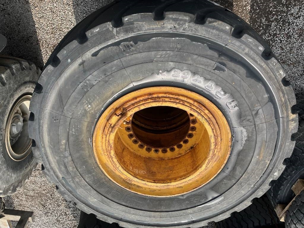 Michelin 800/65R29 XLD Volvo L150 L180 - Komple tekerlek: fotoğraf 5 Michelin 800/65R29 XLD Volvo L150 L180 - Komple tekerlek: fotoğraf 5