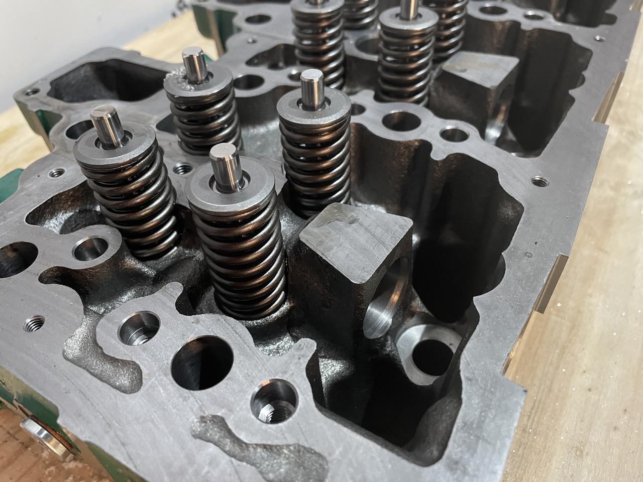 Deutz TCD2013 - głowica cylindrów kompletna NOWA 04900635 - Blok başlığı - Tarım araçları: fotoğraf 4 Deutz TCD2013 - głowica cylindrów kompletna NOWA 04900635 - Blok başlığı - Tarım araçları: fotoğraf 4