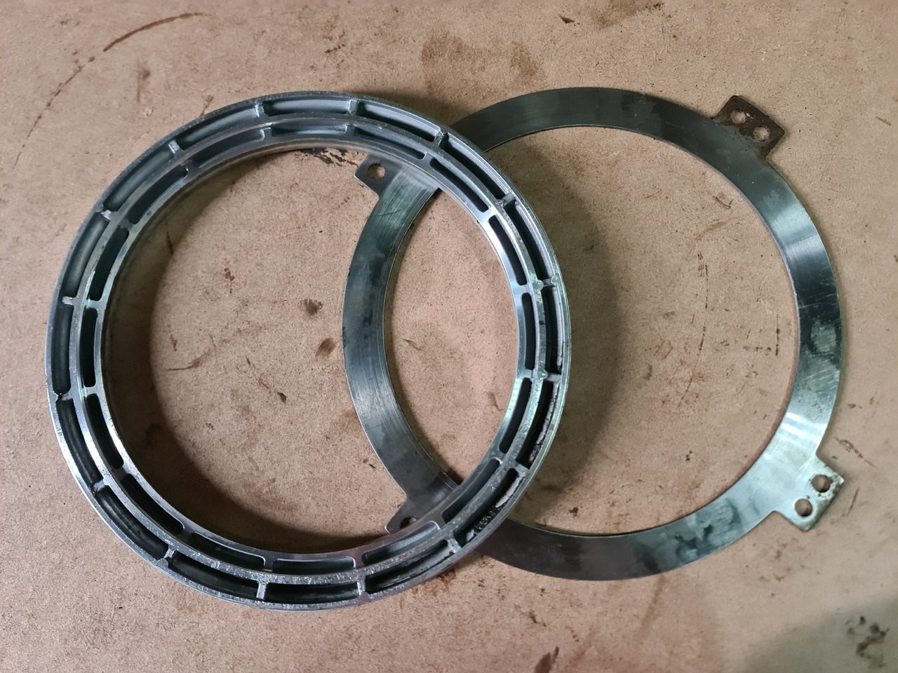 John Deere 4650, 4850 Tłoczek Płytka R97381 R46417 - Debriyaj ve yedek parça - Tarım araçları: fotoğraf 2 John Deere 4650, 4850 Tłoczek Płytka R97381 R46417 - Debriyaj ve yedek parça - Tarım araçları: fotoğraf 2