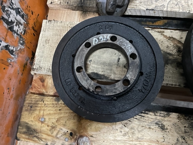 Liebherr d926 ti-e tłumik drgań koło Pasowe i inne części - Krank mili - İş makinaları: fotoğraf 2 Liebherr d926 ti-e tłumik drgań koło Pasowe i inne części - Krank mili - İş makinaları: fotoğraf 2