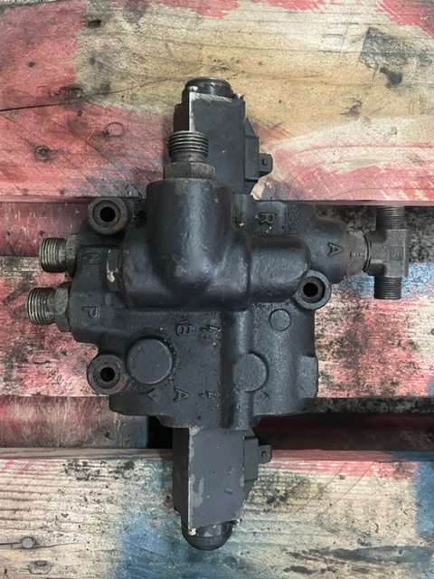 Rozdzielacz podnośnika bosch zetor 10413902 , 1525100139 - Hidrolik Valf - Tarım araçları: fotoğraf 2 Rozdzielacz podnośnika bosch zetor 10413902 , 1525100139 - Hidrolik Valf - Tarım araçları: fotoğraf 2