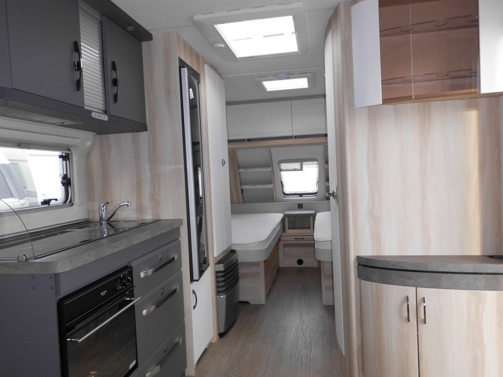 Çekme karavan Hobby De Luxe 515 UHL 2000kg. Backofen, Dunsthaube +: fotoğraf 10