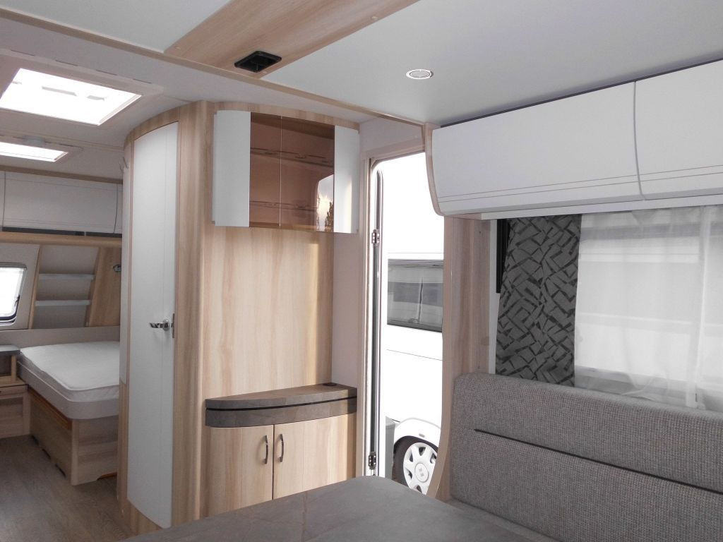 Çekme karavan Hobby De Luxe 515 UHL 2000kg. Backofen, Dunsthaube +: fotoğraf 16