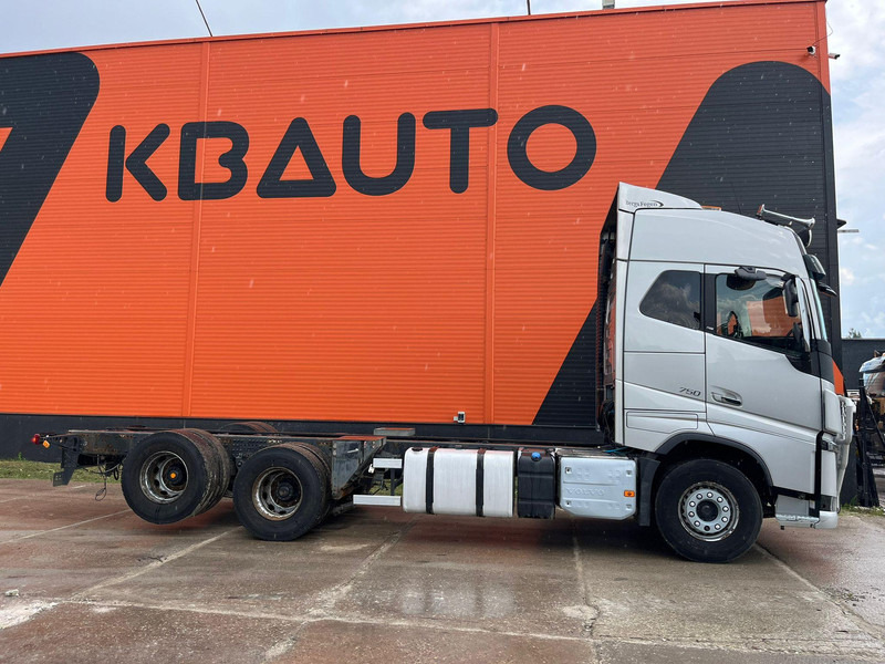 Volvo FH 750 6x4 CHASSIS L=6970 / RETARDER / PTO / TANDEM AXLE LIFT - Şasi kamyon: fotoğraf 4 Volvo FH 750 6x4 CHASSIS L=6970 / RETARDER / PTO / TANDEM AXLE LIFT - Şasi kamyon: fotoğraf 4