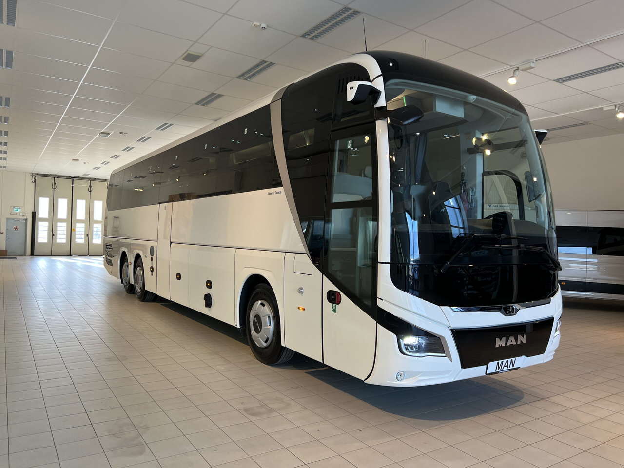 MAN Lions Coach R09 Euro 6E (Dark Edition) - Turistik otobüs: fotoğraf 1 MAN Lions Coach R09 Euro 6E (Dark Edition) - Turistik otobüs: fotoğraf 1