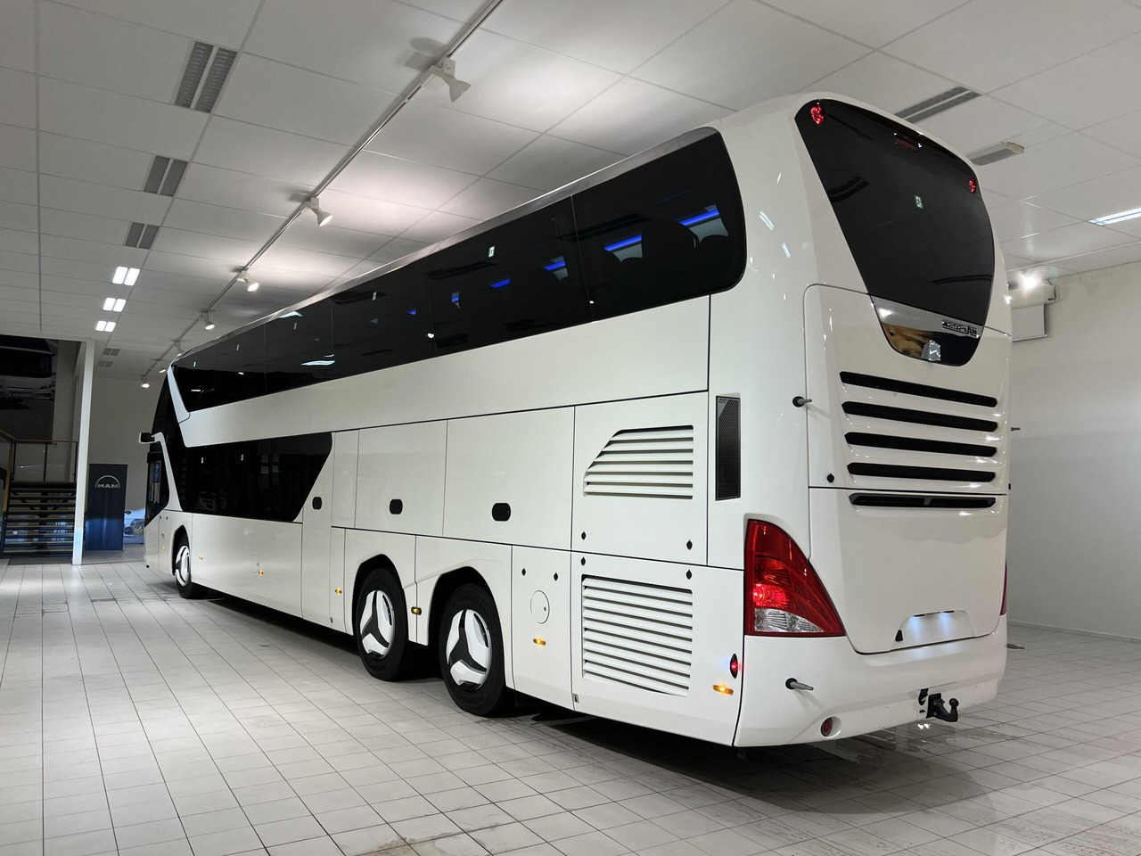 NEOPLAN SKYLINER P06 Euro 6E V.I.P / Exclusive Class (Dark Edition) - Turistik otobüs: fotoğraf 4 NEOPLAN SKYLINER P06 Euro 6E V.I.P / Exclusive Class (Dark Edition) - Turistik otobüs: fotoğraf 4
