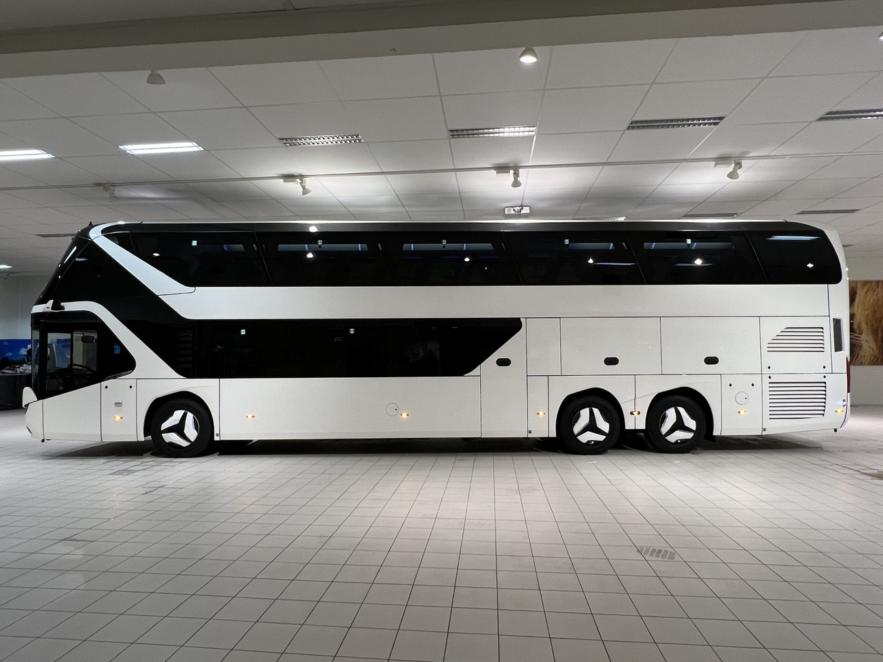 NEOPLAN SKYLINER P06 Euro 6E V.I.P / Exclusive Class (Dark Edition) - Turistik otobüs: fotoğraf 3 NEOPLAN SKYLINER P06 Euro 6E V.I.P / Exclusive Class (Dark Edition) - Turistik otobüs: fotoğraf 3