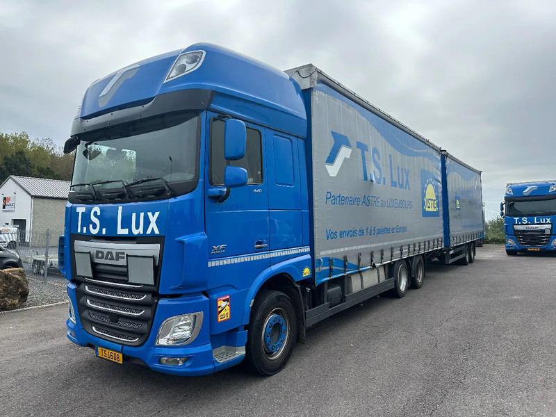 DAF XF 440 6x2 / SUPERSPACECAB / KOMBI MIT ANHANGER SCHMITZ 2016 / DURCHLADEN / 2 STUCK - Tenteli kamyon: fotoğraf 1 DAF XF 440 6x2 / SUPERSPACECAB / KOMBI MIT ANHANGER SCHMITZ 2016 / DURCHLADEN / 2 STUCK - Tenteli kamyon: fotoğraf 1