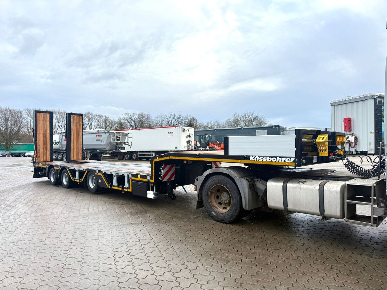 Kässbohrer SLAR3 Tele Tiefbett Radmulden metallisiert - Alçak çerçeveli platform dorse: fotoğraf 4 Kässbohrer SLAR3 Tele Tiefbett Radmulden metallisiert - Alçak çerçeveli platform dorse: fotoğraf 4