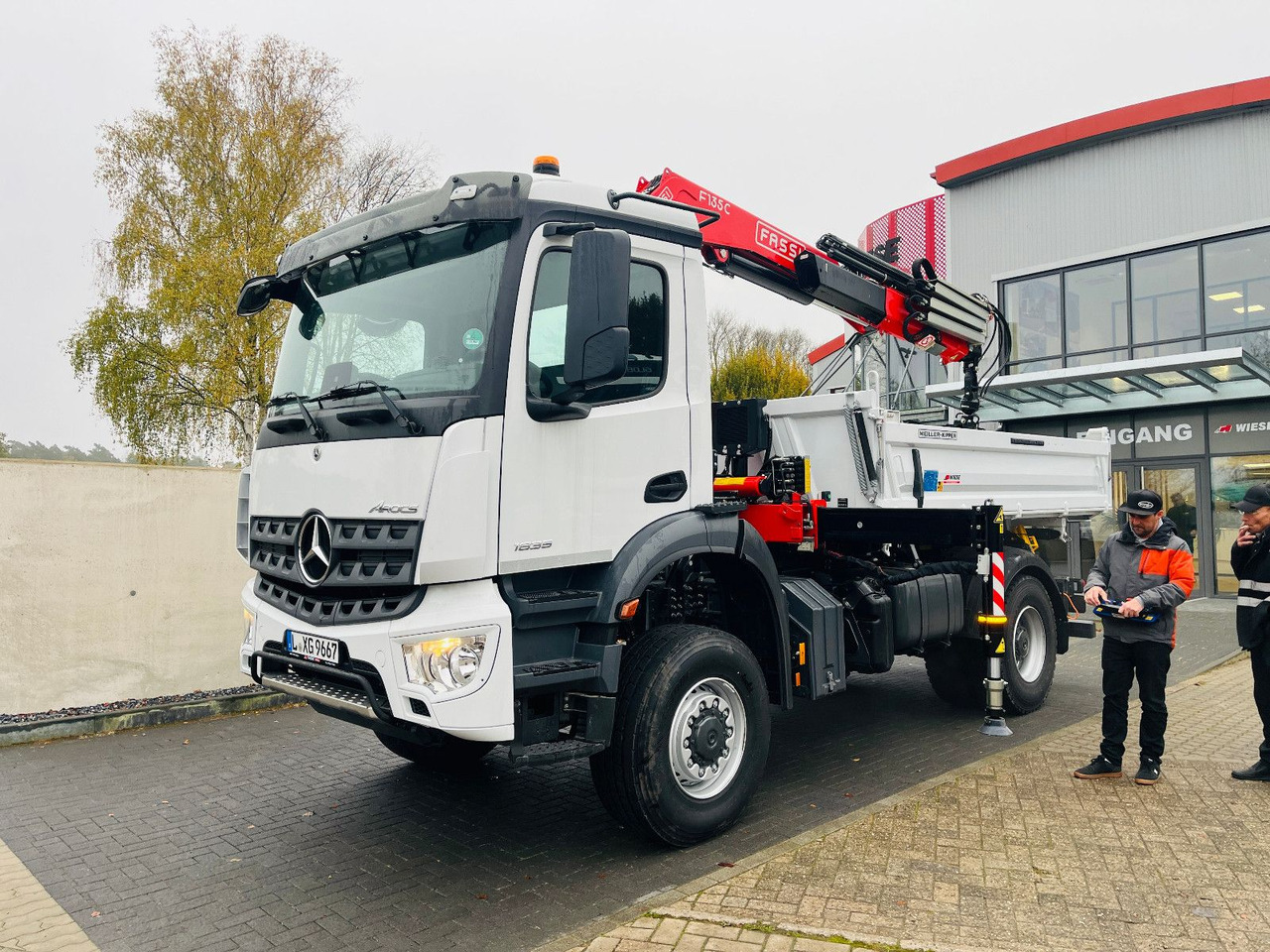 Mercedes-Benz Arocs 1835 4x4 Meiller Fassi Kran Kipper - Damperli kamyon, Vinçli kamyon: fotoğraf 1 Mercedes-Benz Arocs 1835 4x4 Meiller Fassi Kran Kipper - Damperli kamyon, Vinçli kamyon: fotoğraf 1