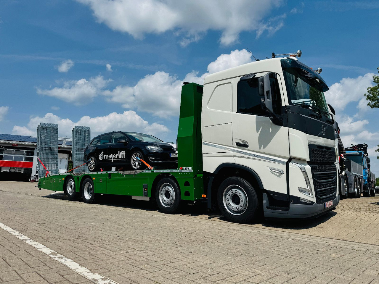 Volvo Arbeitsbühnen Baumaschinentransporter mit Rampen - Araba taşıyıcı kamyon: fotoğraf 1 Volvo Arbeitsbühnen Baumaschinentransporter mit Rampen - Araba taşıyıcı kamyon: fotoğraf 1