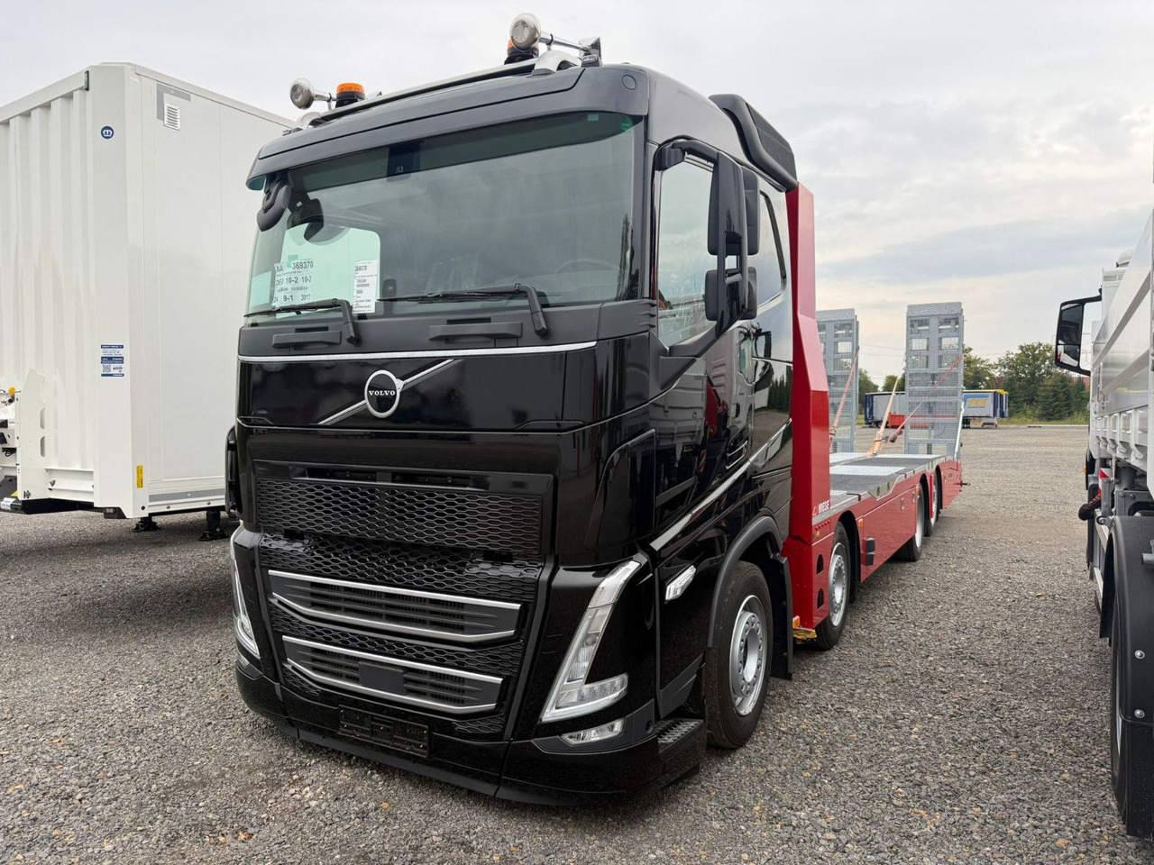 Volvo Arbeitsbühnen Baumaschinentransporter mit Rampen - Araba taşıyıcı kamyon: fotoğraf 2 Volvo Arbeitsbühnen Baumaschinentransporter mit Rampen - Araba taşıyıcı kamyon: fotoğraf 2