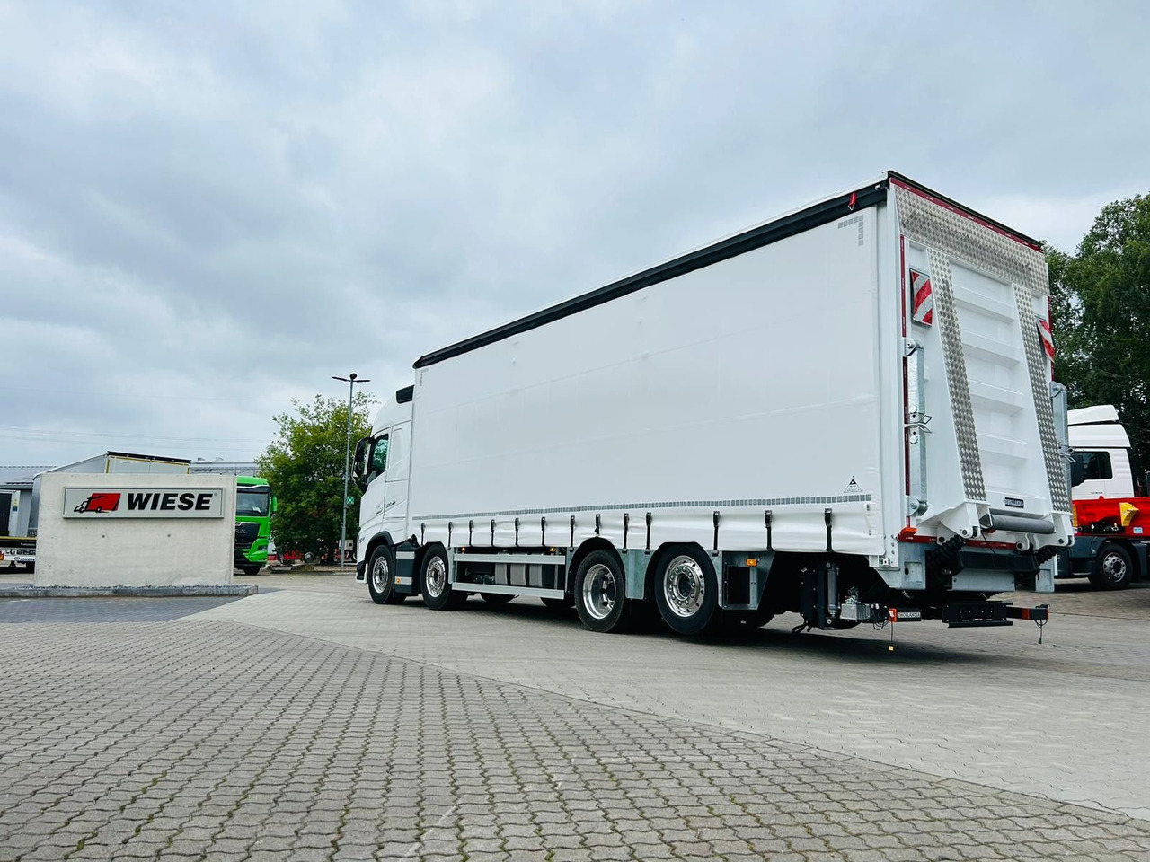 Volvo FH 500 8x2 Arbeitsbühnen Transporter LBW 9t - Tenteli kamyon: fotoğraf 2 Volvo FH 500 8x2 Arbeitsbühnen Transporter LBW 9t - Tenteli kamyon: fotoğraf 2