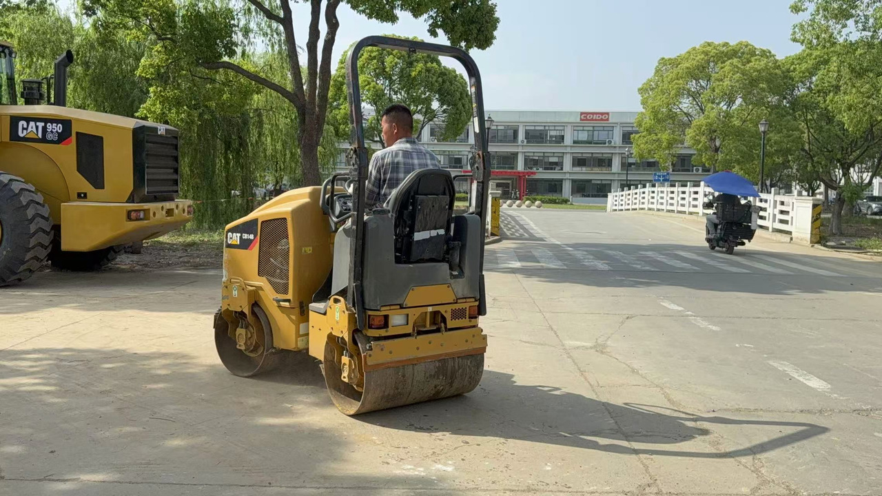 CATERPILLAR CB14B - Silindir makinesi: fotoğraf 1 CATERPILLAR CB14B - Silindir makinesi: fotoğraf 1