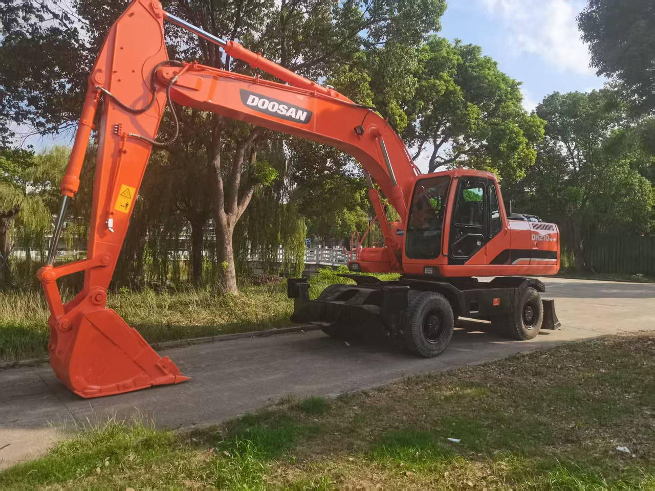 DOOSAN DH210W-9C - Tekerlekli ekskavatör: fotoğraf 1 DOOSAN DH210W-9C - Tekerlekli ekskavatör: fotoğraf 1