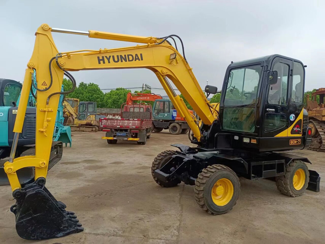 HYUNDAI 60W-7 - Tekerlekli ekskavatör: fotoğraf 4 HYUNDAI 60W-7 - Tekerlekli ekskavatör: fotoğraf 4