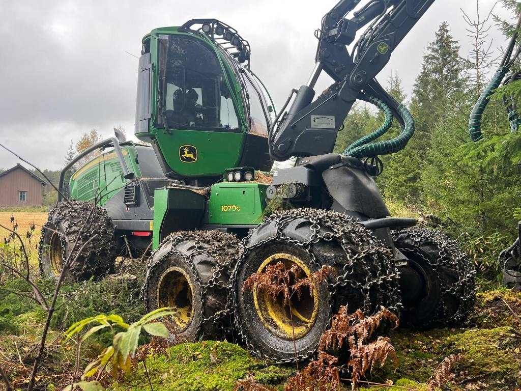 John Deere 1070G - Harvester: fotoğraf 1 John Deere 1070G - Harvester: fotoğraf 1