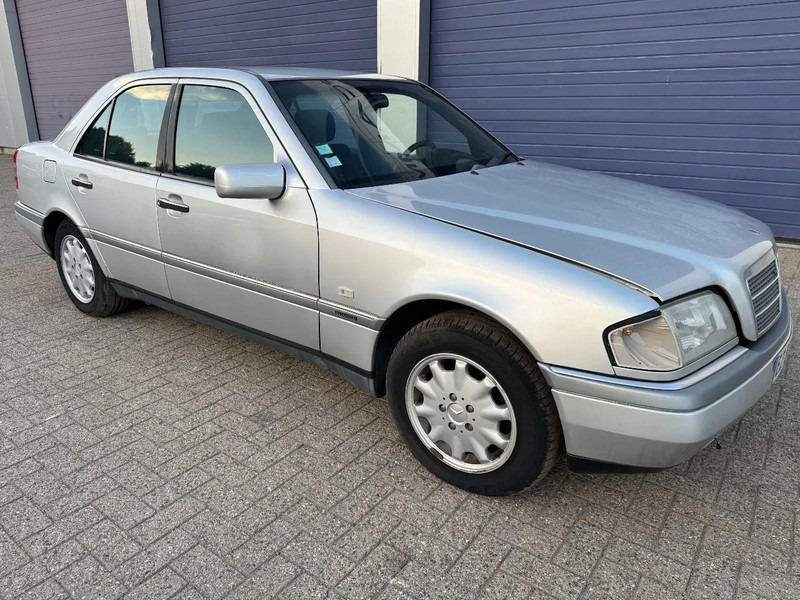 Mercedes-Benz C-Klasse **C180-PETROL-AC** - Sedan araba: fotoğraf 3 Mercedes-Benz C-Klasse **C180-PETROL-AC** - Sedan araba: fotoğraf 3