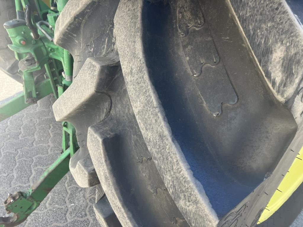 Traktör John Deere 6125R: fotoğraf 8