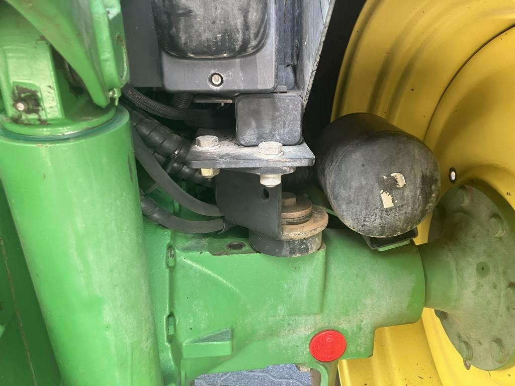 Traktör John Deere 6125R: fotoğraf 30