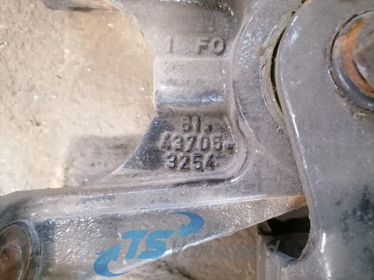 MAN Anti roll bar bracket 81437185118 - Viraj denge çubuğu - Kamyon: fotoğraf 3 MAN Anti roll bar bracket 81437185118 - Viraj denge çubuğu - Kamyon: fotoğraf 3