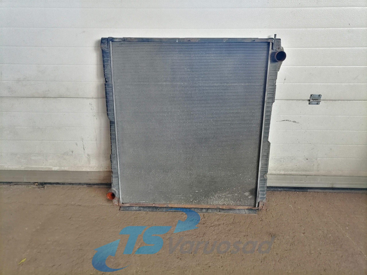 Scania Cooling radiator 1784616 - Radyatör - Kamyon: fotoğraf 1 Scania Cooling radiator 1784616 - Radyatör - Kamyon: fotoğraf 1