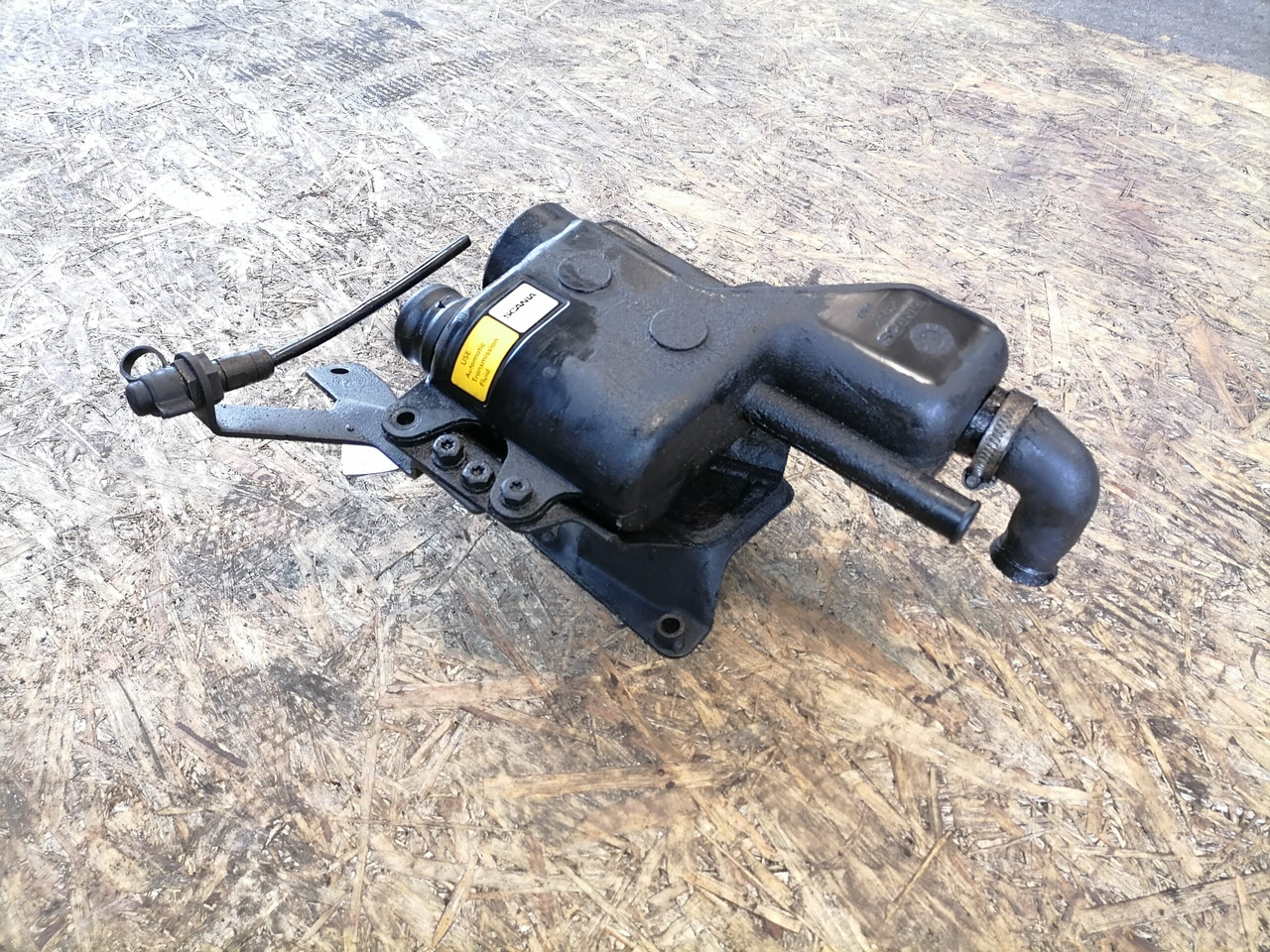 Scania Scania steering oil tank 1461351 - Direksiyon hortumu - Kamyon: fotoğraf 2 Scania Scania steering oil tank 1461351 - Direksiyon hortumu - Kamyon: fotoğraf 2