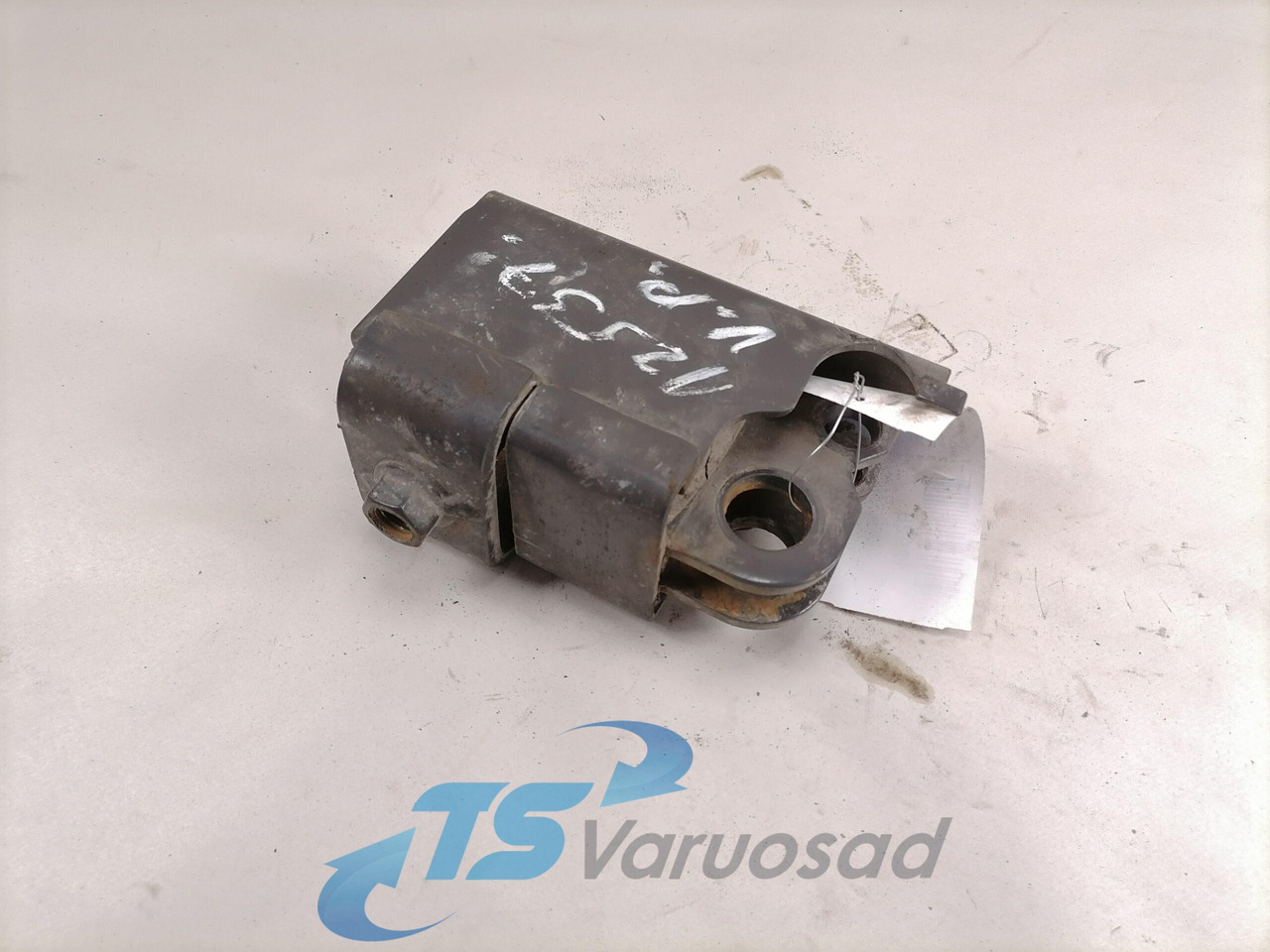 Volvo Bumper bracket 84157282 - Tampon - Kamyon: fotoğraf 1 Volvo Bumper bracket 84157282 - Tampon - Kamyon: fotoğraf 1