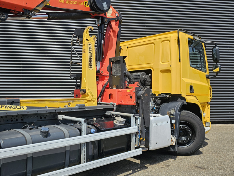 DAF CF 330 6x2-4 / PALFINGER CRANE + HOOKLIFT - Kancalı yükleyici kamyon, Vinçli kamyon: fotoğraf 4 DAF CF 330 6x2-4 / PALFINGER CRANE + HOOKLIFT - Kancalı yükleyici kamyon, Vinçli kamyon: fotoğraf 4