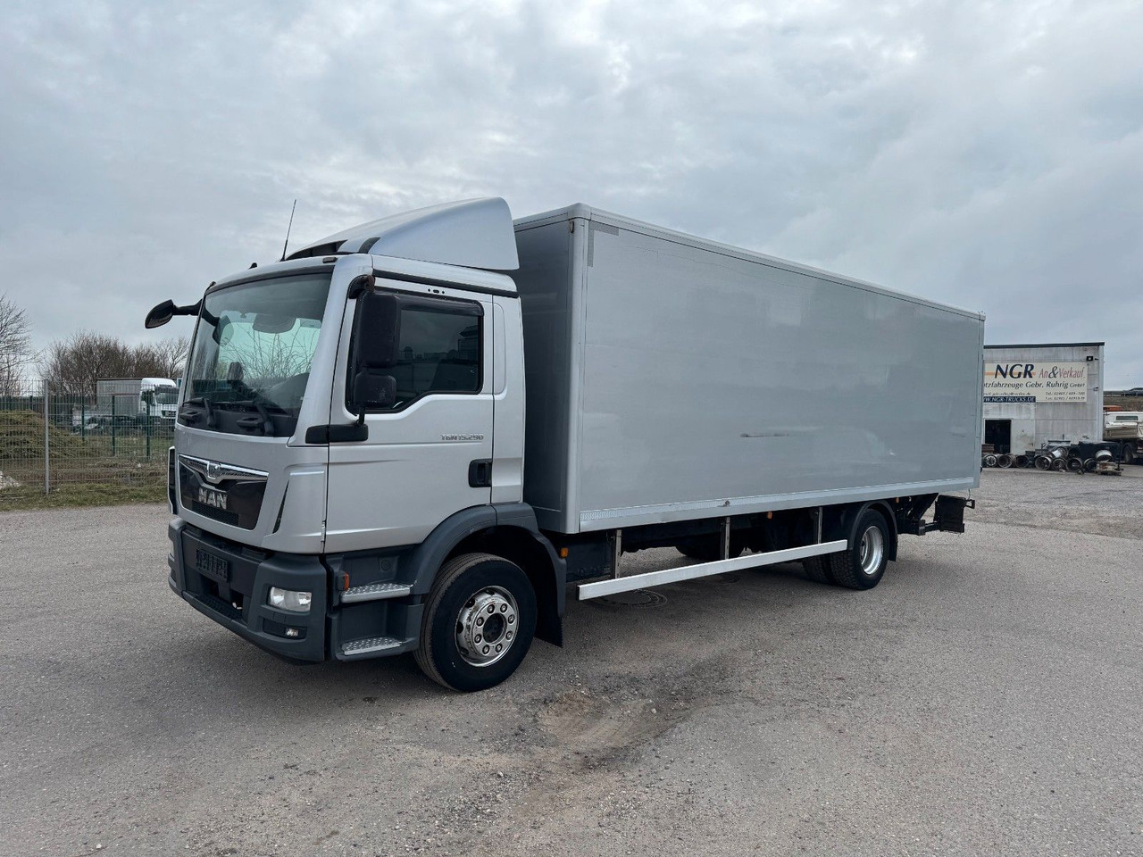 MAN 15.290 4X2 Koffer mit Hebebühne AHK - Kapalı kasa kamyon: fotoğraf 1 MAN 15.290 4X2 Koffer mit Hebebühne AHK - Kapalı kasa kamyon: fotoğraf 1
