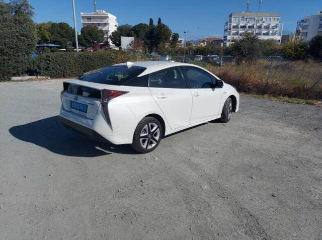 Toyota Prius Hybrid - Binek araba: fotoğraf 3 Toyota Prius Hybrid - Binek araba: fotoğraf 3