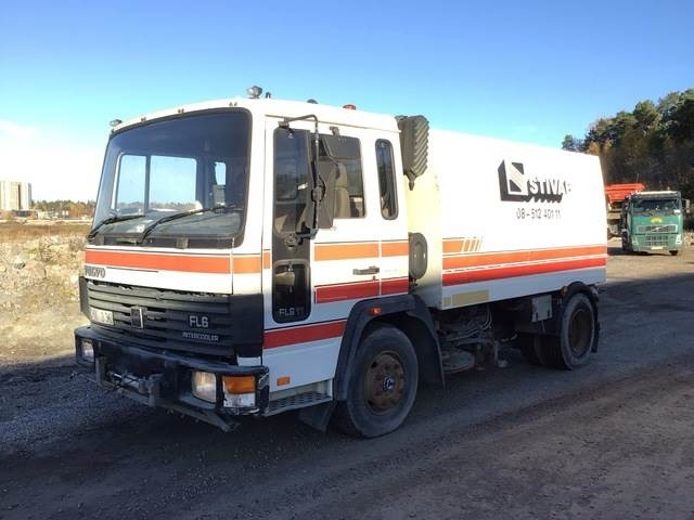 Volvo FL611 - Yol süpürme aracı: fotoğraf 1 Volvo FL611 - Yol süpürme aracı: fotoğraf 1